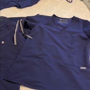 FIGS scrub set